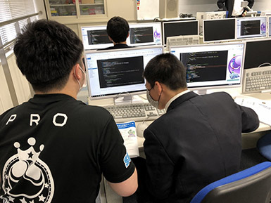 生徒に指導するぴぽにあ選手(12月10日)