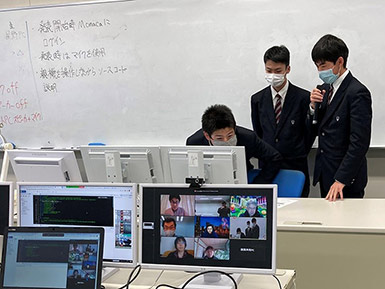 オンライン越しに発表と講評を行う様子(1月19日)