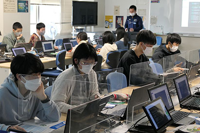 市立札幌開成中等教育学校で「ぷよぷよプログラミング」特別授業を実施 01